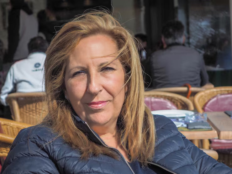 files/close-up-portrait-woman-sitting-outdoor-cafe_1599442-623.avif